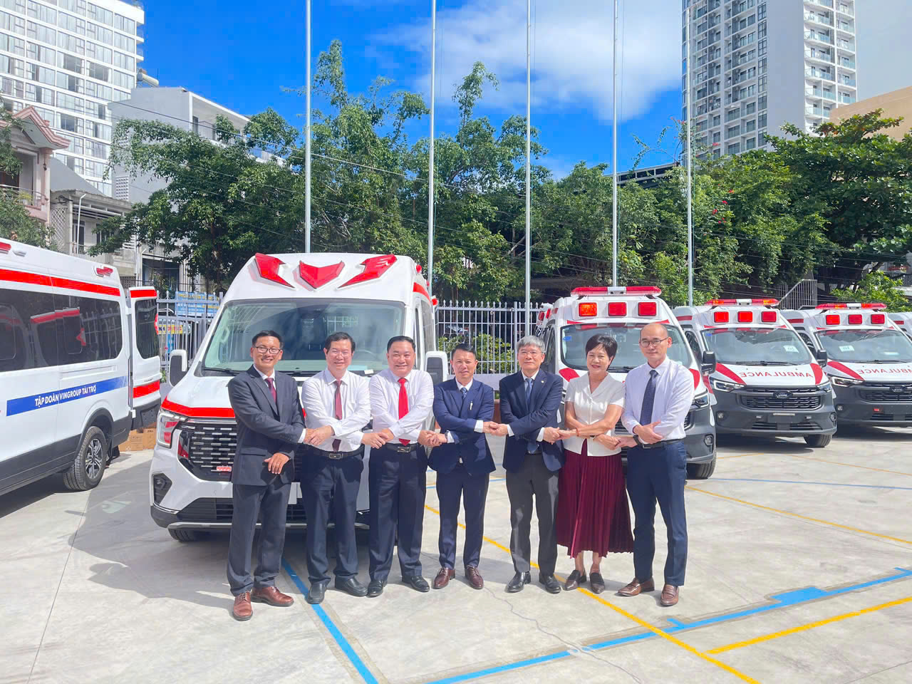 Tập đoàn Vingroup trao tặng 15 xe cứu thương và trang thiết bị y tế